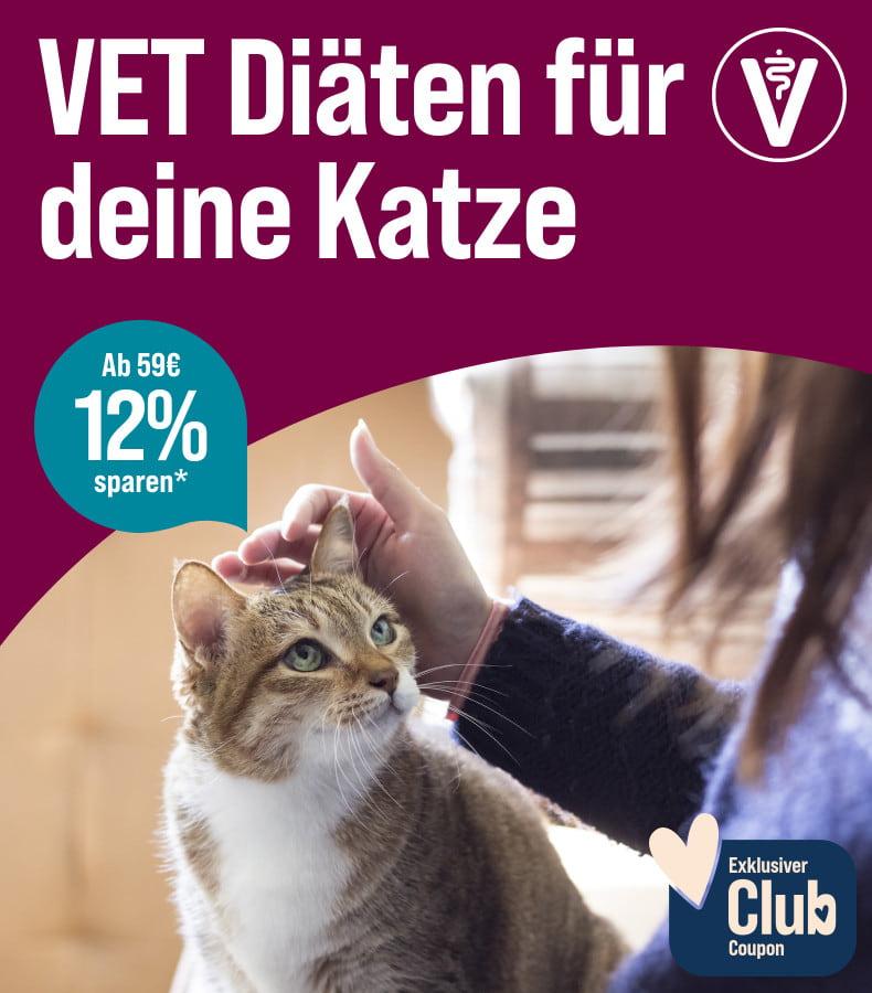 Spare 12% ab 59€ auf Spezialfutter für Katzen Aktionsbanner VET‑Diäten für Katzen: Eine Katze wird von einer Person gestreichelt; Text: ‚VET Diäten für deine Katze‘, ‚Ab 59 € 12 % sparen‘ und ‚Exklusiver Club Coupon‘.