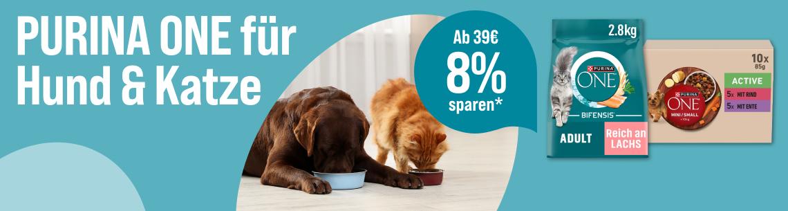 Spare 8 % ab 39 € auf Futter von Purina One Werbebanner für PURINA ONE Hunde- und Katzennahrung mit dem Schriftzug „PURINA ONE für Hund & Katze“. Abgebildet sind ein Hund und eine Katze, die aus Futternäpfen fressen. Daneben sind Trockenfutter für Katzen und Nassfutter für Hunde von PURINA ONE zu sehen. Ein Hinweis hebt hervor: „Ab 39 € 8 % sparen*“.