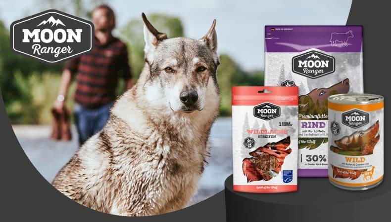 ZooRoyal Eigenmarken MOON Ranger Hund steht im Freien neben Moon Ranger Hundefutterprodukten.
