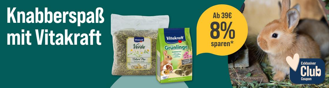Spare 8 % ab 39 € auf Kleintierfutter von Vitakraft Werbebanner für Vitakraft Kleintierfutter mit dem Schriftzug „Knabberspaß mit Vitakraft“. Abgebildet sind Heu der Marke Vita Verde und Grünlinge-Snacks von Vitakraft. Rechts sitzt ein Kaninchen auf Stroh. Ein Hinweis hebt hervor: „Ab 39 € 8 % sparen*“. Zusätzlich wird ein exklusiver Club-Coupon beworben.