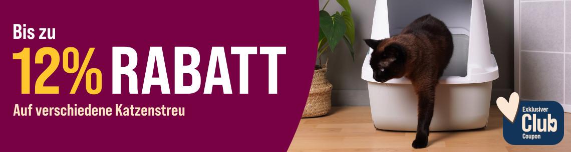 Spare bis zu 12 % auf Katzenstreu Aktionsbanner für Katzenstreu. Links violetter Hintergrund mit dem Hinweis „Bis zu 12 % Rabatt auf verschiedene Katzenstreu“; rechts dunkle Katze beim Verlassen einer weißen Katzentoilette auf hellem Holzboden; unten rechts Hinweis „Exklusiver Club Coupon“.