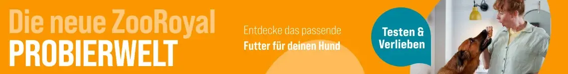 ZooRoyal Probierwelt für Hunde Person steht in einer Küche neben einem großen braunen Hund. Links im Bild farbige Werbefläche mit Hinweisen zur ZooRoyal Probierwelt.