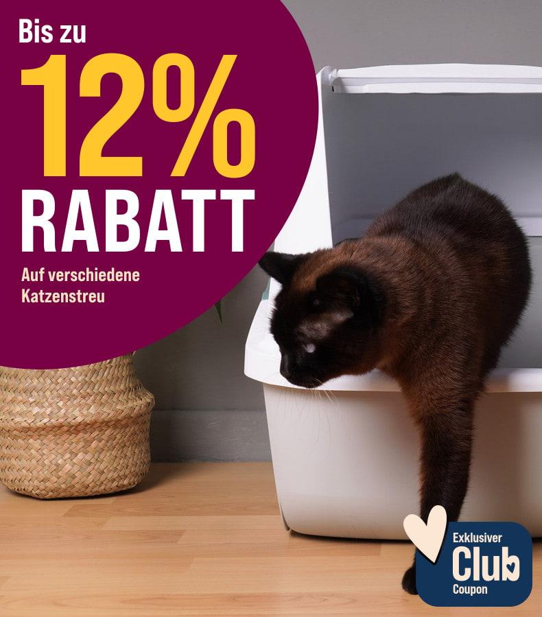 Spare bis zu 12 % auf Katzenstreu Aktionsbanner für Katzenstreu. Links violetter Hintergrund mit dem Hinweis „Bis zu 12 % Rabatt auf verschiedene Katzenstreu“; rechts dunkle Katze beim Verlassen einer weißen Katzentoilette auf hellem Holzboden; unten rechts Hinweis „Exklusiver Club Coupon“.