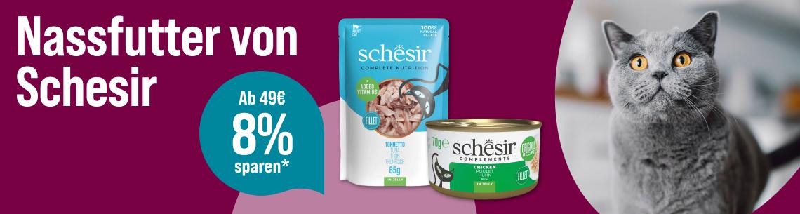 Spare 8 % ab 49 € auf Katzenfutter von Schesir Werbebanner für Schesir Katzennassfutter mit dem Schriftzug „Nassfutter von Schesir“. Abgebildet sind ein Schesir Portionsbeutel und eine Schesir Nassfutterdose. Rechts ist eine graue Katze zu sehen. Ein Hinweis hebt hervor: „Ab 49 € 8 % sparen*“