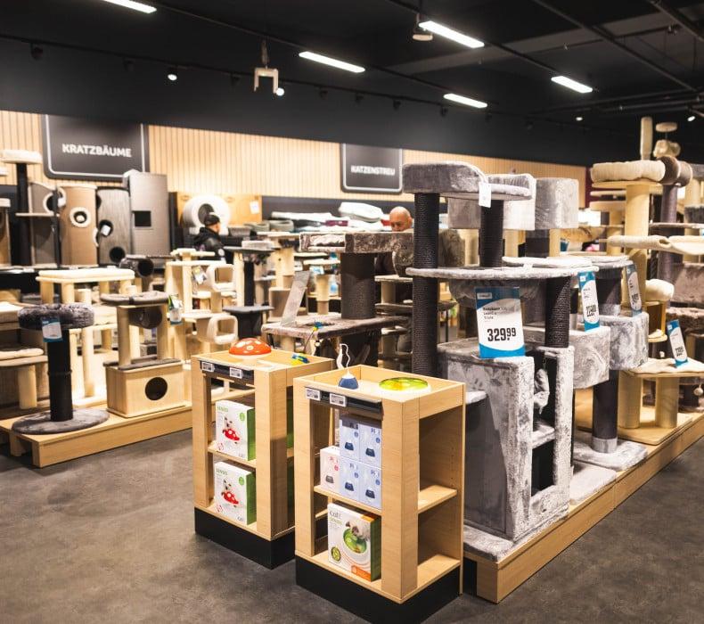 Ausstellung für Katzenmöbel Ausstellung verschiedener Kratzbäume und Kletterelemente für Katzen im ZooRoyal Fachmarkt.