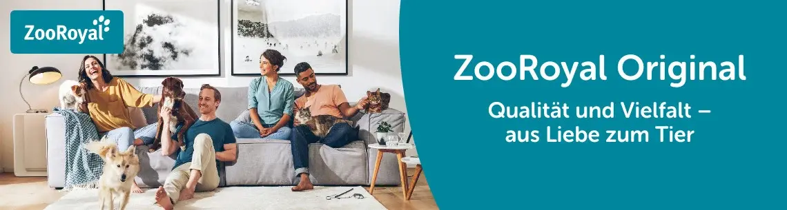 ZooRoyal Original Wohnzimmer‑Szene mit Haustieren Mehrere Personen sitzen mit Hunden und einer Katze in einem Wohnzimmer neben dem ZooRoyal Original Schriftzug.