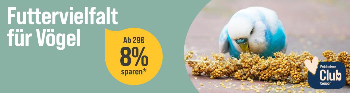 Spare 8 % ab 29 € auf Vogelfutter Werbebanner für Vogelfutter mit dem Schriftzug „Futtervielfalt für Vögel“. Rechts ist ein Wellensittich zu sehen, der an einer Kolbenhirse pickt. Ein Hinweis hebt hervor: „Ab 29 € 8 % sparen*“. Zusätzlich wird ein exklusiver Club-Coupon beworben.