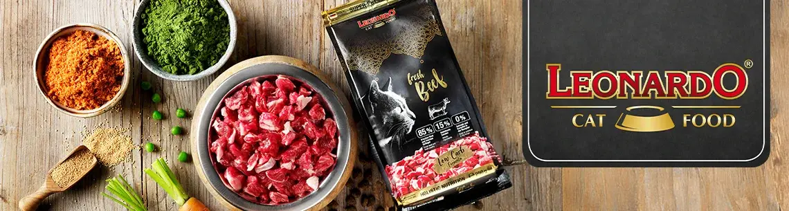 Leonardo Topbanner Leonardo‑Logo neben einer Packung Katzenfutter und Zutaten wie Fleisch und Kräutern.