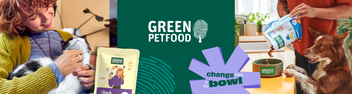 Green Petfood Markenbanner Aktionsbanner für Green Petfood. Mittig das Green Petfood Logo und der Schriftzug „Change starts in the bowl“; links eine Person mit Katze und Nassfutter-Produkt, rechts eine Person beim Füttern eines Hundes mit Trockenfutter.