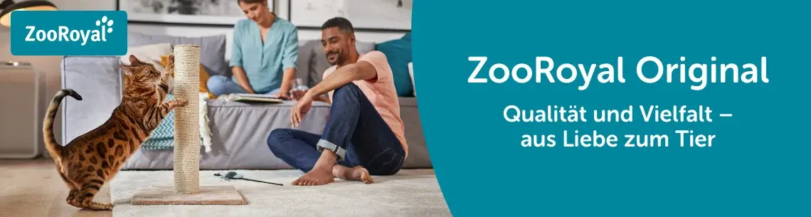 ZooRoyal Original Wohnzimmer‑Szene mit spielender Katze Katze kratzt an einem Kratzstamm im Wohnzimmer, während zwei Personen im Hintergrund sitzen.
