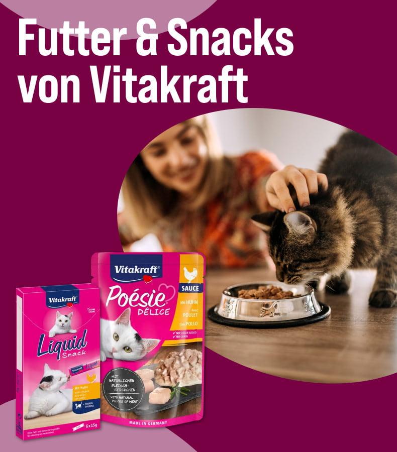 Entdecke Futter und Snacks von Vitakraft Aktionsbanner für Katzenfutter und Katzensnacks von Vitakraft. Katze frisst aus einem Napf und wird von einer Person gestreichelt, daneben Verpackungen von Snacks und Nassfutter, Hinweis auf „Futter & Snacks von Vitakraft“.