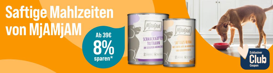 Spare 8% ab 39€ auf MjAMjAM Hundefutter Aktionsbanner für Hundefutter von MjAMjAM. Hund frisst aus einem roten Napf in einer Küche, daneben zwei Dosen Nassfutter