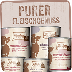 MjAMjAM Pur Hund MjAMjAM‑Hundefutter der Pur‑Linie mit verschiedenen Fleischsorten vor rotem Hintergrund.