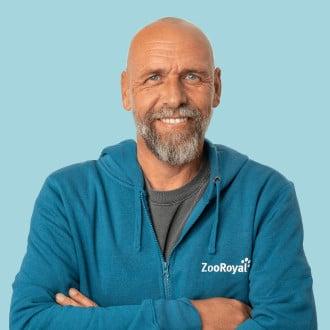 Holger Stanislawski Person in ZooRoyal‑Hoodie vor einfarbigem Hintergrund.