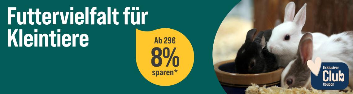 Spare 8 % ab 29 € auf Kleintierfutter Werbebanner für Kleintiernahrung mit dem Schriftzug „Futtervielfalt für Kleintiere“. Rechts sind drei Kaninchen in unterschiedlichen Fellfarben an einem Futternapf zu sehen. Ein Hinweis hebt hervor: „Ab 29 € 8 % sparen*“. Zusätzlich wird ein exklusiver Club-Coupon beworben.