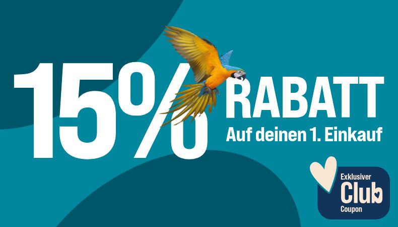 15 Prozent Neukundenrabatt Aktionsbanner für Zooyal Club Neukunden-Coupon. Mittig groß der Hinweis „15 % Rabatt“, rechts daneben der Text „Auf deinen 1. Einkauf“. Zentral vor dem Rabatt-Hinweis fliegt ein blau-gelber Papagei. Unten rechts Club-Coupon-Logo mit Herzsymbol und dem Hinweis „Exklusiver Club Coupon“. Hintergrund in verschiedenen Blau- und Türkistönen. Hinweis: 15 % Rabatt auf den ersten Einkauf für Club-Mitglieder.