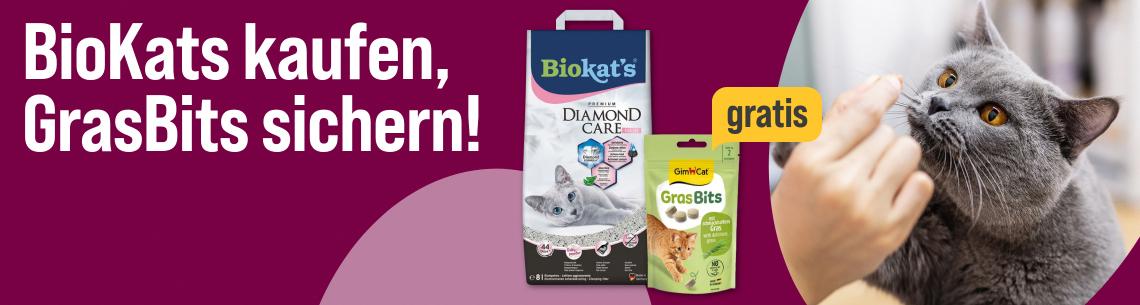 Biokats kaufen & Gratis-GrasBits erhalten Aktionsbanner für Biokat’s Katzenstreu. Links der Schriftzug „BioKat’s kaufen, GrasBits sichern!“ auf magentafarbenem Hintergrund. Mittig eine graue Katze, die aus der Hand einer Person ein Leckerli erhält. Rechts eine Packung Biokat’s Diamond Care Katzenstreu sowie ein Behälter GrasBits mit gelbem Hinweis „gratis“. Hinweis: Werbemotiv in Magenta-, Gelb- und Grautönen mit Gratis-Zugabe beim Kauf von Katzenstreu.