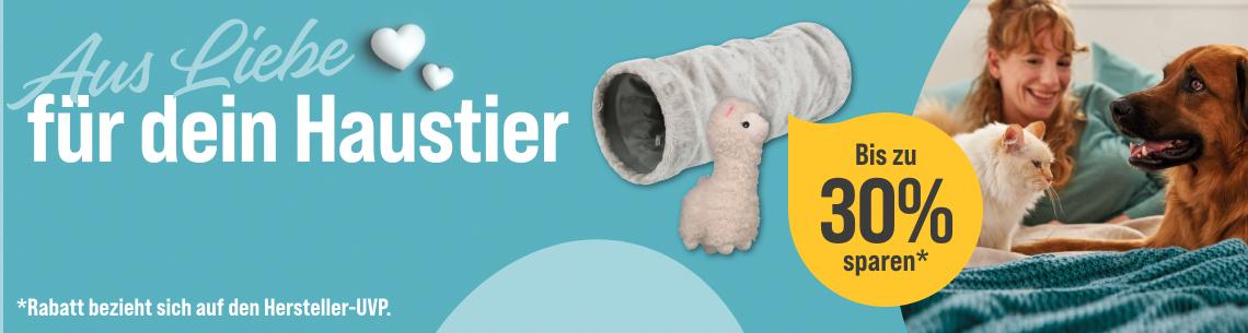 Spare bis zu 30 % auf ausgewähltes Zubehör Aktionsbanner für Haustierzubehör. Links der Schriftzug „Aus Liebe für dein Haustier“ auf hellblauem Hintergrund. Mittig verschiedene Produkte, darunter ein Katzentunnel und ein Plüschspielzeug in Lamaform. Rechts eine Person mit einem Hund und einer Katze auf einer Decke sowie ein gelber Rabatt-Hinweis „Bis zu 30 % sparen“. Hinweis: Werbemotiv in Blau-, Gelb- und Beigetönen für gemütliches Zubehör für Hunde und Katzen.*
