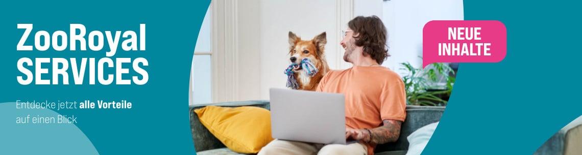 Unsere Services Person sitzt mit Hund auf dem Sofa und nutzt einen Laptop.