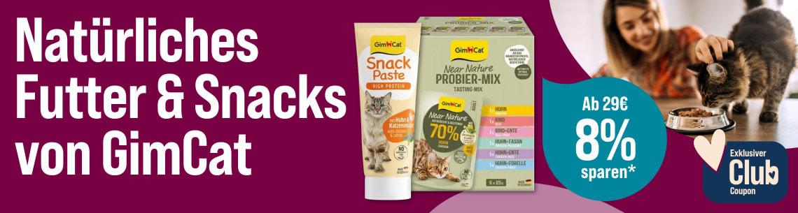 Spare 8 % ab 29 € auf Futter & Snacks von GimCat Aktionsbanner für GimCat Katzennahrung und Snacks. Mittig eine Tube GimCat Snack Paste High Protein sowie eine Packung Near Nature Probier-Mix mit verschiedenen Sorten; links großflächig der Schriftzug „Natürliches Futter & Snacks von GimCat“ auf bordeauxfarbenem Hintergrund; rechts eine Katze beim Fressen aus einem Napf neben einer Person. Hinweis: Ab 29 € 8 % sparen, exklusiver Club Coupon.**