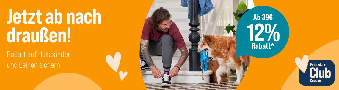 Spare 12 % ab 39 € auf Halsbänder und Leinen Werbebanner für Halsbänder und Leinen mit dem Slogan „Jetzt ab nach draußen!“. Abgebildet ist eine Person, die im Eingangsbereich eines Hauses die Schuhe bindet, während ein Hund mit Leine daneben steht. Ein Hinweis hebt hervor: „Ab 39 € 12 % Rabatt*“. Zusätzlich wird ein exklusiver Club-Coupon beworben.