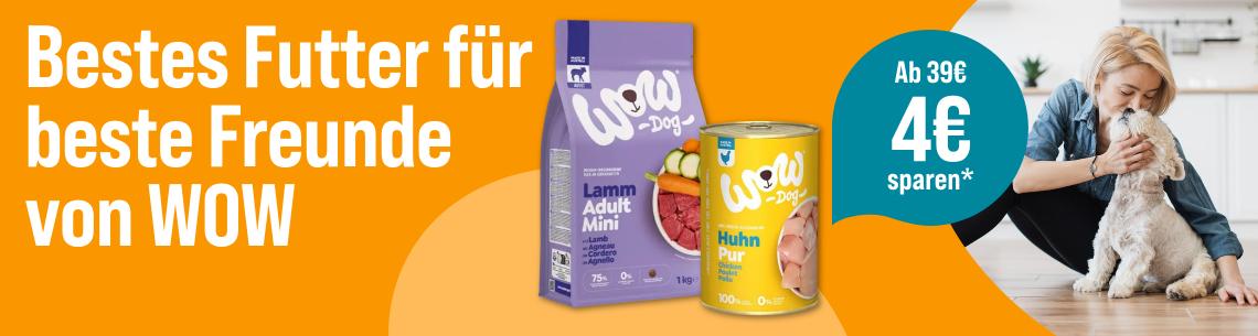 Spare 4 € ab 39 € auf Hundefutter von WOW Werbebanner für WOW Hundenahrung mit dem Schriftzug „Bestes Futter für beste Freunde von WOW“. Abgebildet sind WOW Trockenfutter „Lamm Adult Mini“ und WOW Nassfutter „Huhn Pur“. Rechts sitzt eine Person auf dem Boden und hält einen kleinen Hund. Ein Hinweis hebt hervor: „Ab 39 € 4 € sparen*“.