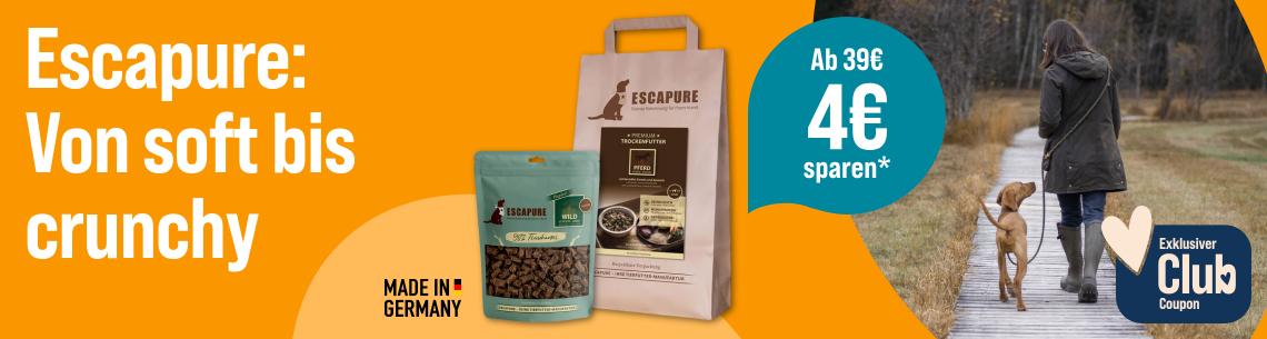 Spare 4 € ab 39 € auf Escapure Werbebanner für Escapure Hundenahrung mit dem Slogan „Escapure: Von soft bis crunchy“. Abgebildet sind ein Beutel Softsnacks und eine Tüte Trockenfutter. Rechts geht eine Person mit einem Hund auf einem Holzsteg durch eine natürliche Landschaft. Ein Hinweis hebt hervor: „Ab 39 € 4 € sparen*“. Zusätzlich wird ein exklusiver Club-Coupon beworben. Das Siegel „Made in Germany“ ist ebenfalls enthalten.