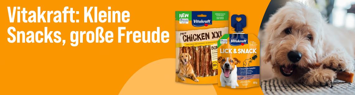 Entdecke Hundesnacks von Vitakraft Werbebanner für Vitakraft Hundesnacks mit dem Schriftzug „Vitakraft: Kleine Snacks, große Freude“. Abgebildet sind die Hundesnacks „Pure Chicken XXL“ und „Lick & Snack“ von Vitakraft. Rechts kaut ein heller Hund auf einem Kausnack.