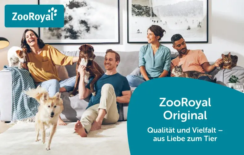 ZooRoyal Original Wohnzimmer‑Szene mit Haustieren Mehrere Personen sitzen mit Hunden und einer Katze in einem Wohnzimmer neben dem ZooRoyal Original Schriftzug.