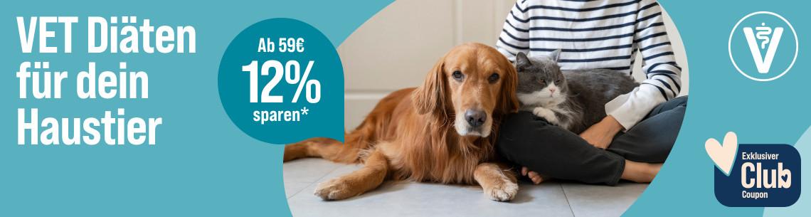 Spare 12% ab 59€ auf Spezialfutter für Hunde und Katzen Aktionsbanner zu VET Diäten für Hunde und Katzen: Hund und Katze liegen gemeinsam bei einer Person, Hinweis auf spezielle Ernährung mit hochwertigen Zutaten sowie 12 % Rabatt und Club-Coupon
