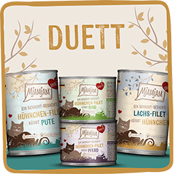 MjAMjAM Duett MjAMjAM‑Duett‑Katzenfutter mit Mischsorten in mehreren Dosen vor braunem Hintergrund.