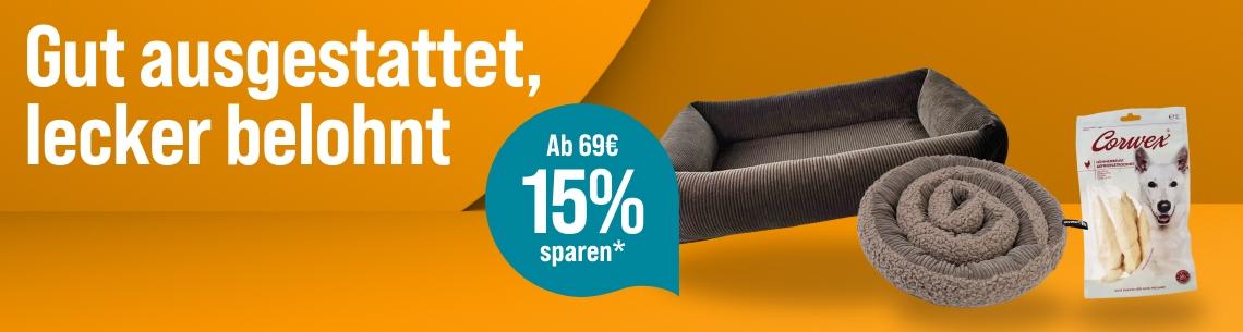 Spare 15 % ab 69 € auf Snacks & Zubehör für Hunde Aktionsbanner für Hundezubehör und Hundesnacks. Links der Schriftzug „Gut ausgestattet, lecker belohnt“ auf orangefarbenem Hintergrund. Unten links blauer Rabatt-Hinweis „Ab 69 € 15 % sparen“. Rechts ein graues Hundebett, ein rundes Kuschelbett sowie ein Hundesnack. Hinweis: Werbemotiv in Orange-, Blau- und Grautönen für Hundezubehör und Belohnungssnacks.*