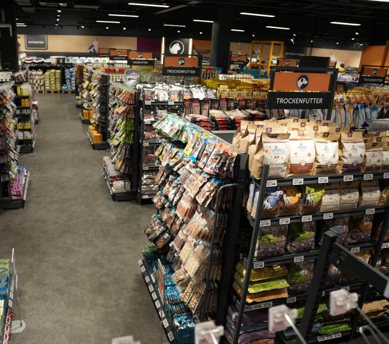 Gang mit Hundesnacks Gang in einem Tierbedarf‑Shop mit Regalen voller Hundesnacks.