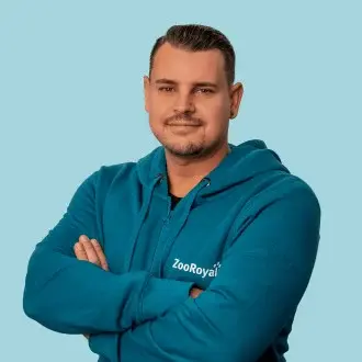 Kim Yannick Ide Person in ZooRoyal‑Hoodie vor einfarbigem Hintergrund.