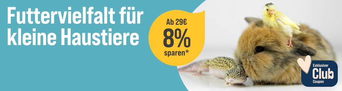 Spare 8 % ab 29 € auf Futter für kleine Tiere Werbebanner für Kleintierbedarf mit dem Schriftzug „Futtervielfalt für kleine Haustiere“. Rechts sind ein Kaninchen, ein kleiner gelber Vogel und zwei Geckos zu sehen. Ein Hinweis hebt hervor: „Ab 29 € 8 % sparen*“. Zusätzlich wird ein exklusiver Club-Coupon beworben.