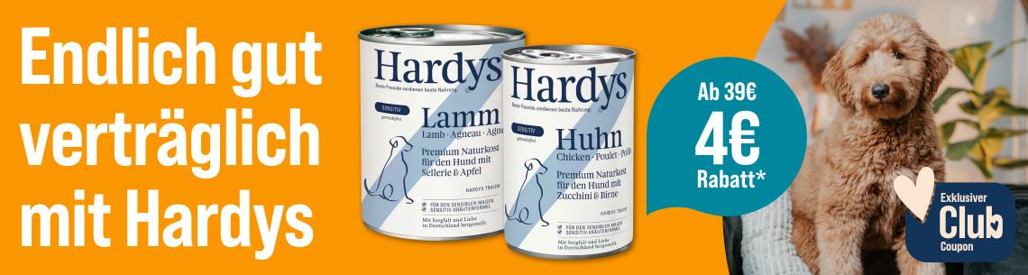 Spare 4 € ab 39 € auf Hundefutter von Hardys Werbebanner für Hardys Hundenassfutter mit dem Schriftzug „Endlich gut verträglich mit Hardys“. Abgebildet sind zwei Nassfutterdosen der Sorten Lamm und Huhn aus der Sensitiv-Linie von Hardys. Rechts sitzt ein Hund in einem Wohnraum. Ein Hinweis hebt hervor: „Ab 39 € 4 € Rabatt*“. Zusätzlich wird ein exklusiver Club-Coupon beworben.