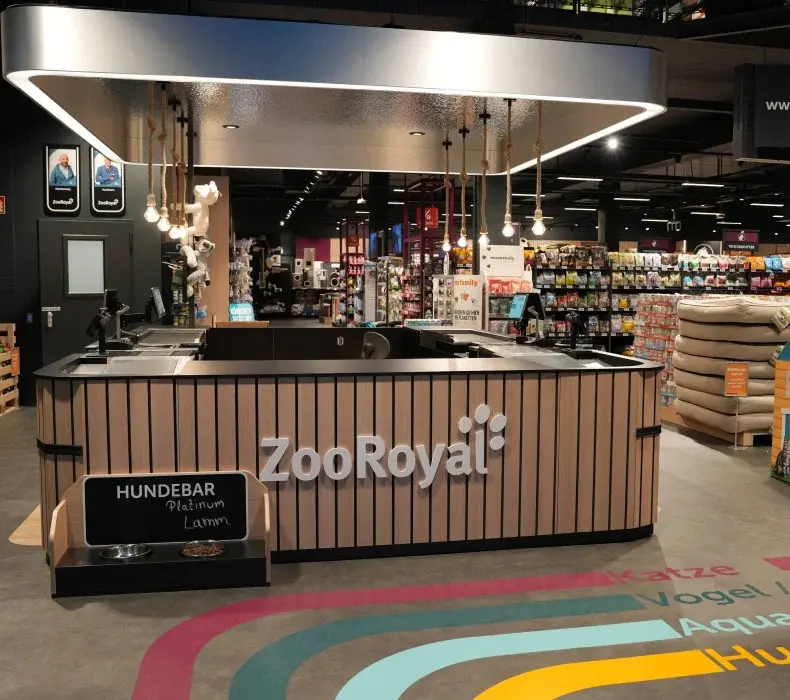 ZooRoyal Fachmarkt Innenbereich eines ZooRoyal Marktes mit Hundebar.
