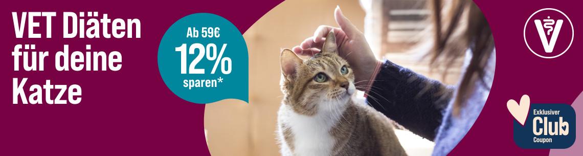 Spare 12% ab 59€ auf Spezialfutter für Katzen Aktionsbanner VET‑Diäten für Katzen: Eine Katze wird von einer Person gestreichelt; Text: ‚VET Diäten für deine Katze‘, ‚Ab 59 € 12 % sparen‘ und ‚Exklusiver Club Coupon‘.