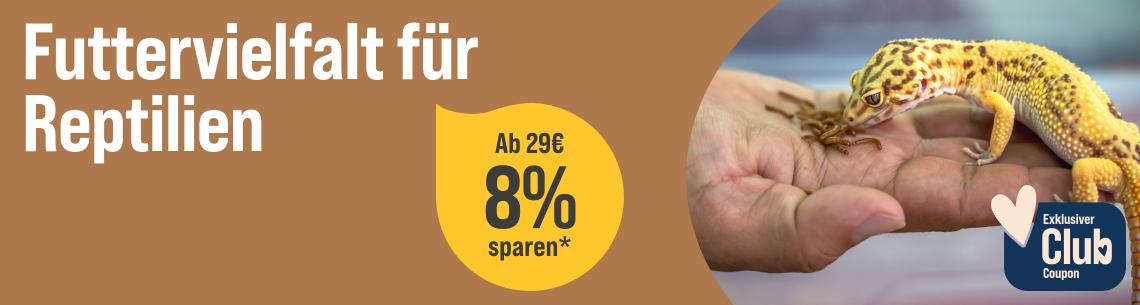 Spare 8 % ab 29 € auf Futter für Terrarientiere Werbebanner für Reptilienfutter mit dem Schriftzug „Futtervielfalt für Reptilien“. Rechts ist ein Leopardgecko zu sehen, der auf einer Hand sitzt und mit Mehlwürmern gefüttert wird. Ein Hinweis hebt hervor: „Ab 29 € 8 % sparen*“. Zusätzlich wird ein exklusiver Club-Coupon beworben.