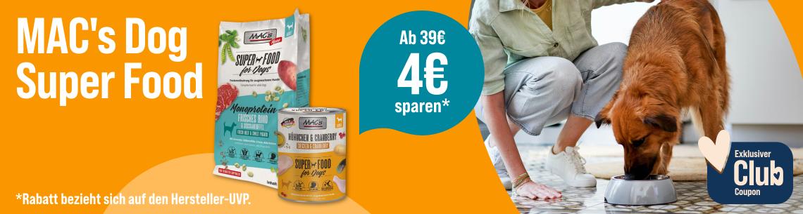 Spare 4 € ab 39 € auf MAC's Hundefutter Aktionsbanner für MAC's Dog Super Food Hundefutter. Mittig Verpackungen von MAC's Dog Super Food Trocken- und Nassfutter; darüber Hinweis „Ab 39€ 4€ sparen*“. Rechts Hund beim Fressen aus einem Futternapf, daneben eine hockende Person. Hinweis: Exklusiver Club Coupon.