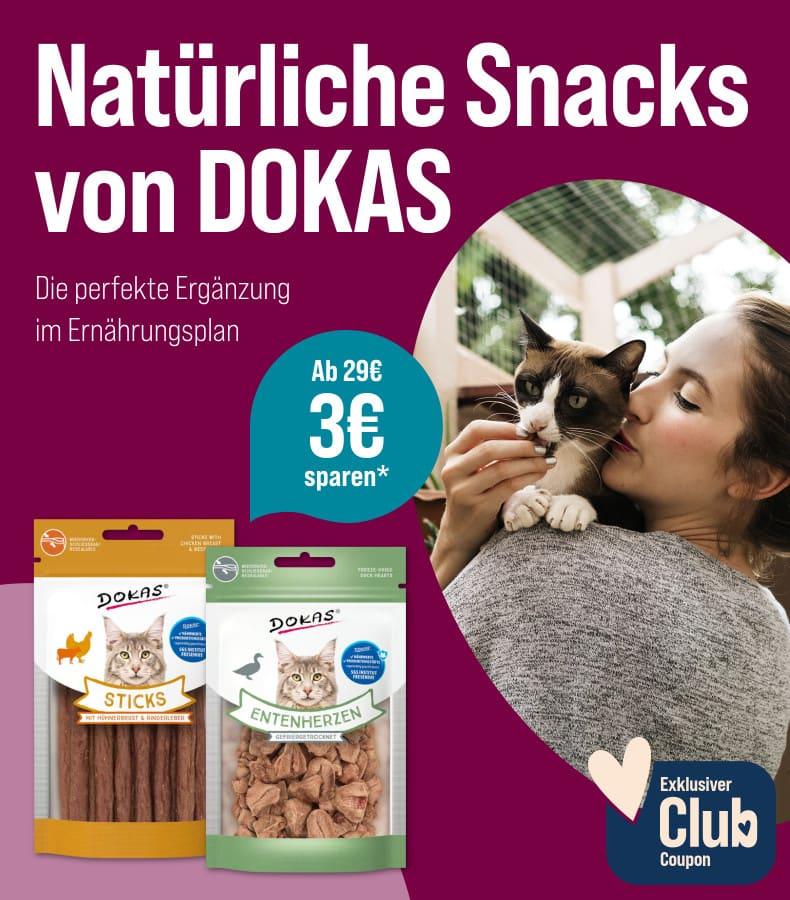 Spare 3 € ab 29 € auf DOKAS Katzensnacks Aktionsbanner mit Katzensnacks der Marke DOKAS. Rechts eine Person, die eine Katze auf der Schulter hält und liebevoll an sich drückt.
