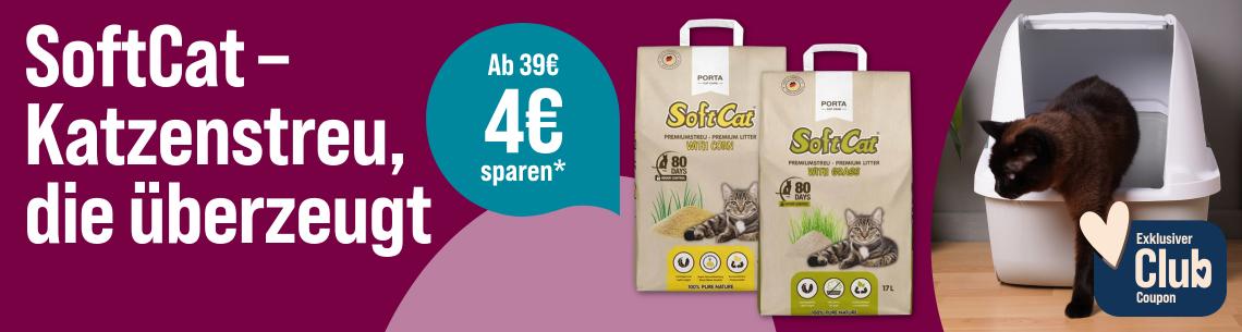 Spare 4 € ab 39 € auf Katzenstreu von SoftCat Werbebanner für SoftCat Katzenstreu mit dem Schriftzug „SoftCat – Katzenstreu, die überzeugt“. Abgebildet sind zwei Säcke SoftCat Premium-Katzenstreu aus Pflanzenfasern. Rechts steigt eine Katze aus einer Katzentoilette. Ein Hinweis hebt hervor: „Ab 39 € 4 € sparen*“. Zusätzlich wird ein exklusiver Club-Coupon beworben.