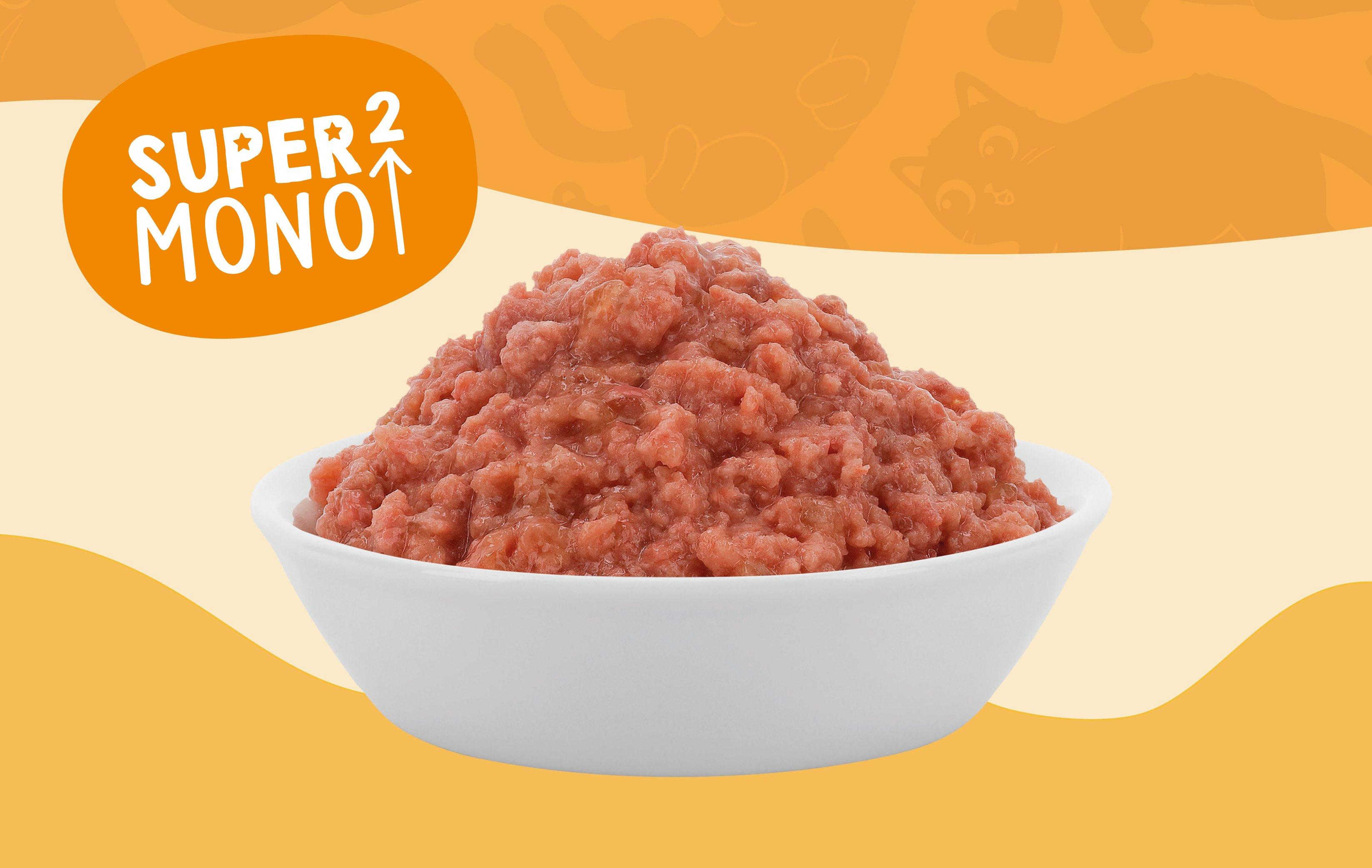 Lucky Lou Super Mono Schale mit Lucky‑Lou‑Nassfutter vor orangem Hintergrund mit dem Hinweis „Super Mono“.
