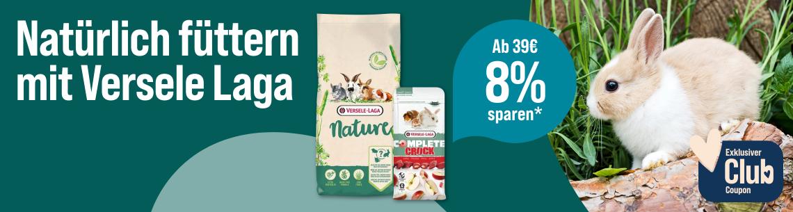 Spare 8 % ab 39 € auf Kleintierfutter von Versele Laga Werbebanner für Versele-Laga Kleintiernahrung mit dem Schriftzug „Natürlich füttern mit Versele Laga“. Abgebildet sind Futtermischungen der Versele-Laga-Serien Nature und Complete Crock. Rechts sitzt ein Kaninchen zwischen Gräsern und Pflanzen. Ein Hinweis hebt hervor: „Ab 39 € 8 % sparen*“. Zusätzlich wird ein exklusiver Club-Coupon beworben.