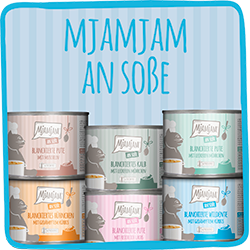 MjAMjAM An Soße Auswahl verschiedener MjAMjAM‑Katzendosen in Sauce vor blau gestreiftem Hintergrund.
