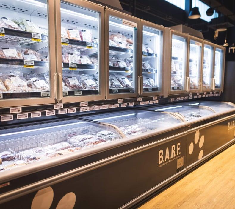 Kühlbereich für Rohfutter Kühlregale und Tiefkühltruhen mit verpacktem Rohfutter im ZooRoyal Fachmarkt Stellingen.