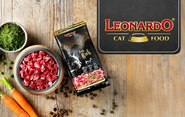 Leonardo Topbanner Leonardo‑Logo neben einer Packung Katzenfutter und Zutaten wie Fleisch und Kräutern.