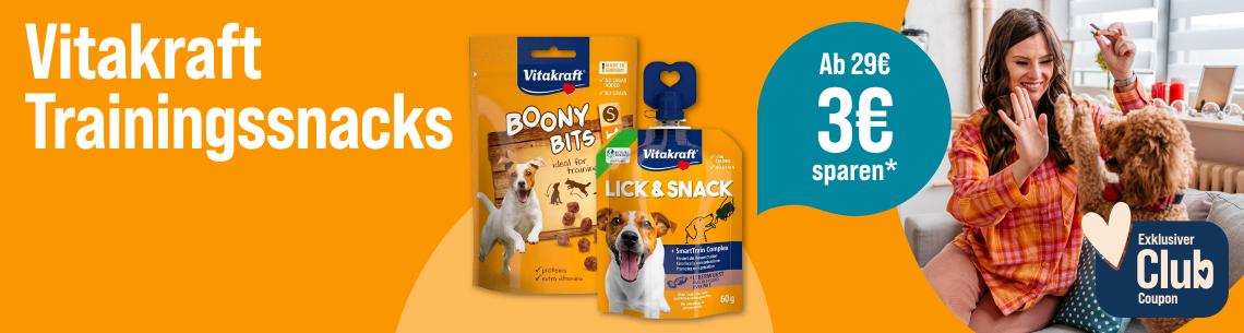 Spare 3 € ab 29 € auf Vitakraft Hundesnacks Aktionsbanner für Vitakraft Hundesnacks. Mittig Verpackungen von Vitakraft Boony Bits und Vitakraft Lick & Snack; daneben türkiser Hinweis „Ab 29€ 3€ sparen*“. Rechts Person beim Hundetraining mit einem Hund auf einem Sofa. Hinweis: Exklusiver Club Coupon.