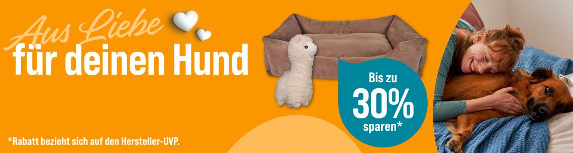 Spare bis zu 30 % auf ausgewähltes Zubehör Aktionsbanner für Hundezubehör. Links der Schriftzug „Aus Liebe für deinen Hund“ auf orangefarbenem Hintergrund. Mittig eine Person mit einem Hund auf einer Decke sowie verschiedene Produkte, darunter ein Hundebett und ein Hundespielzeug in Lamaform. Rechts türkisfarbener Rabatt-Hinweis „Bis zu 30 % sparen“. Hinweis: Werbemotiv in Orange-, Türkis- und Beigetönen für gemütliches Hundezubehör und Rabattaktionen.*