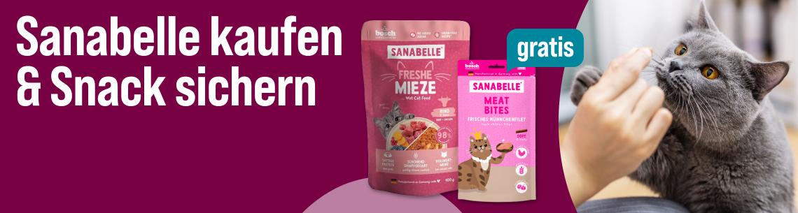 Sichere dir Gratis-Snack von Sanabelle Werbebanner für Sanabelle Katzennahrung mit dem Schriftzug „Sanabelle kaufen & Snack sichern“. Abgebildet sind die Produkte Sanabelle „Frische Mieze“ und Sanabelle „Meat Bites“. Rechts wird eine graue Katze mit einem Snack gefüttert. Ein Hinweis hebt hervor: „gratis“.